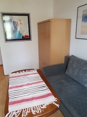 Smart TV, video library, stereo