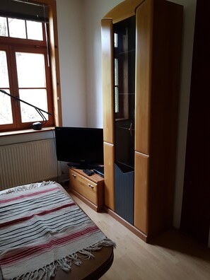2 chambres, bureau, fer et planche à repasser, accès au Wi-Fi (inclus)