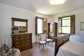 4 chambres, fer et planche à repasser, lit de bébé portatif