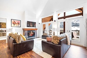 Smart TV, lareira, livros