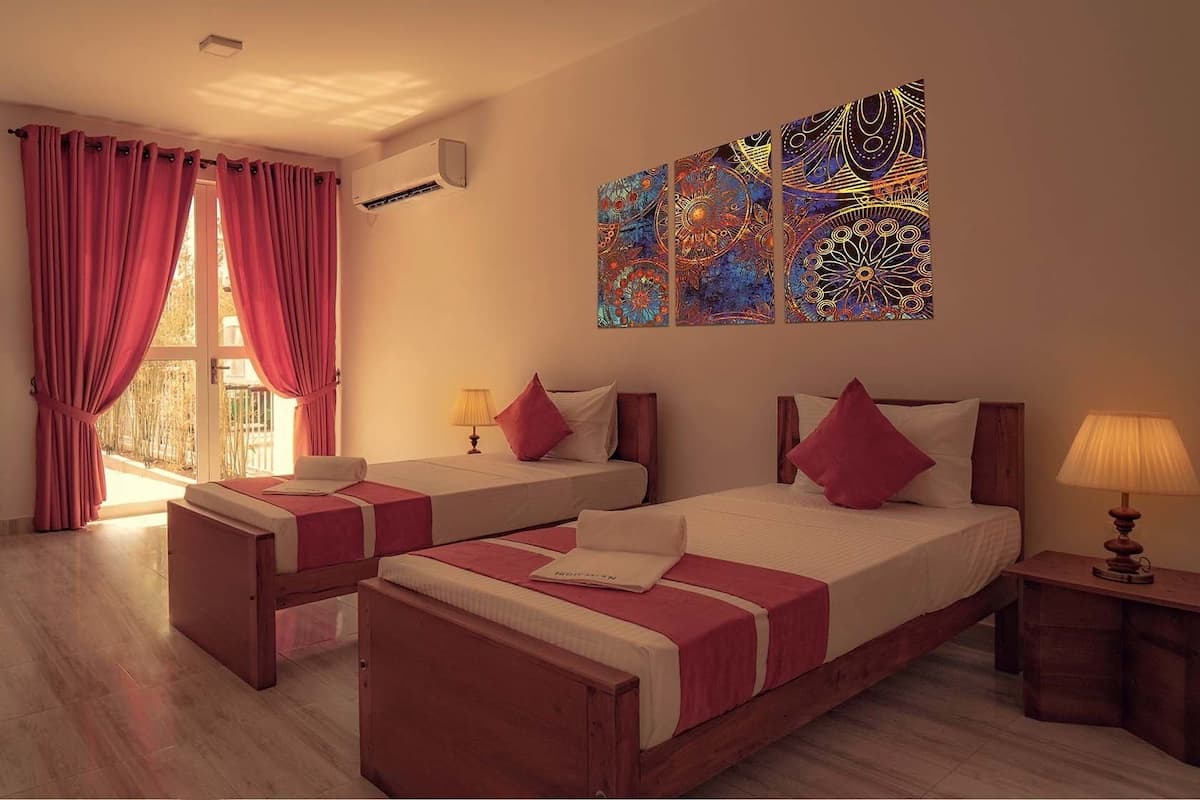 Edredón, camas con pillow-top, muebles diferentes y escritorio