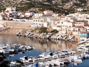 Marina - Kaban On - unusual fishing shed in Les Goudes (Marseille)