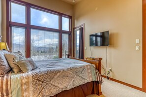 4 bedrooms, iron/ironing board, free Internet, bed sheets