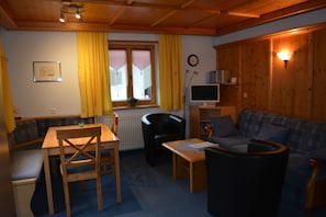 Apartment, Multiple Beds, Balcony, Mountain View | Living room | Flat-screen TV