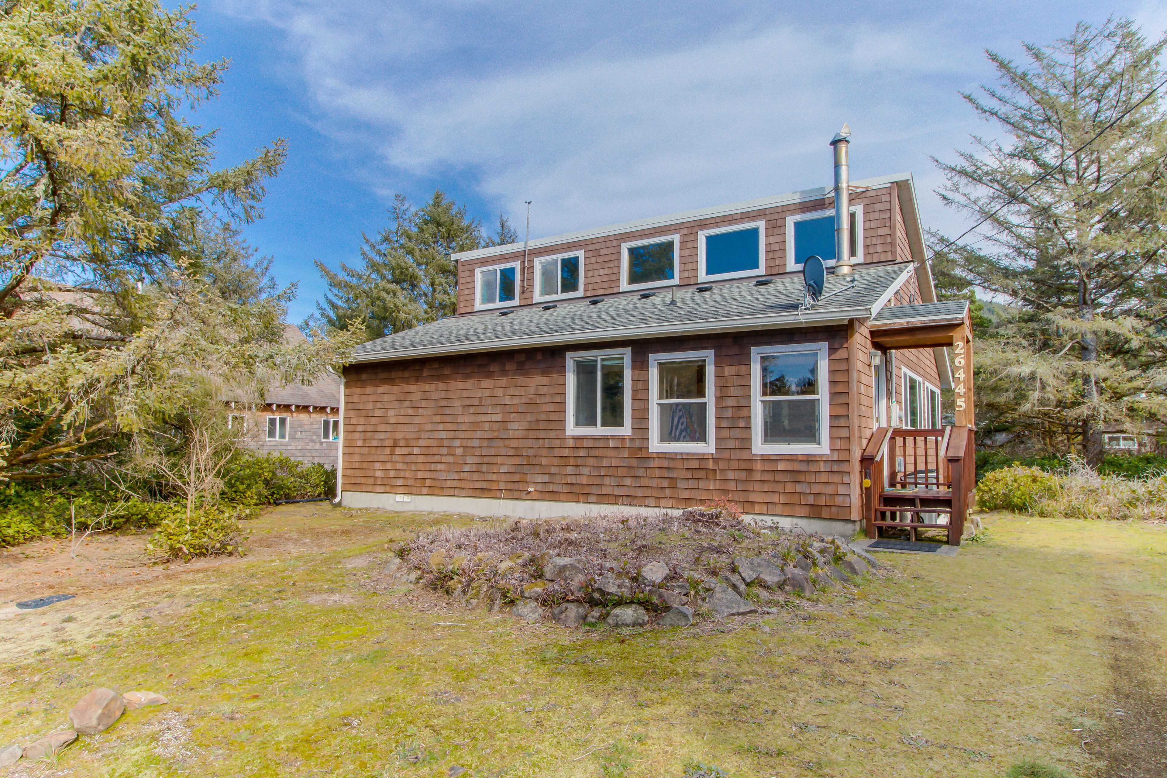 Dog-friendly home near the beach w/ furnished deck, gas grill, & outdoor firepit