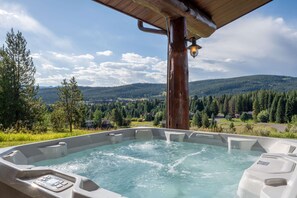 Outdoor spa tub - Big Sky Vacation Rentals: MDW Red Feather Lodge (Big Sky)