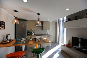 Refrigerador, microondas, horno, placa de cocina