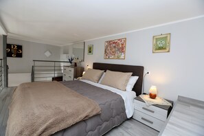 1 habitación, caja de seguridad en la habitación y escritorio