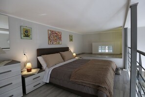 1 bedroom, in-room safe, desk, iron/ironing board - VILLA ROSA - Apartment n. 4 "DALIA" (4 beds) (Napoli)