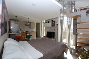 1 habitación, caja de seguridad en la habitación y escritorio