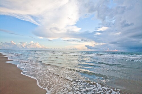Comfortable, family-friendly condo w/ shared pool - steps to beach, dogs OK