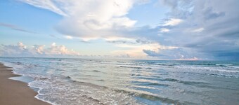 Komfortabelt, familievenligt condo m / delt pool - skridt til stranden, hunde OK!