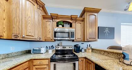 Comfortable, family-friendly condo w/ shared pool - steps to beach, dogs OK