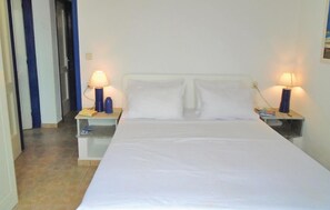 3 bedrooms, travel cot, free WiFi, bed sheets