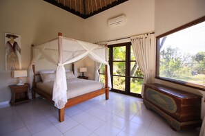 4 bedrooms, iron/ironing board, travel cot, WiFi