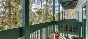 Renovated condo w/ shared seasonal pool & tennis - walk to trail