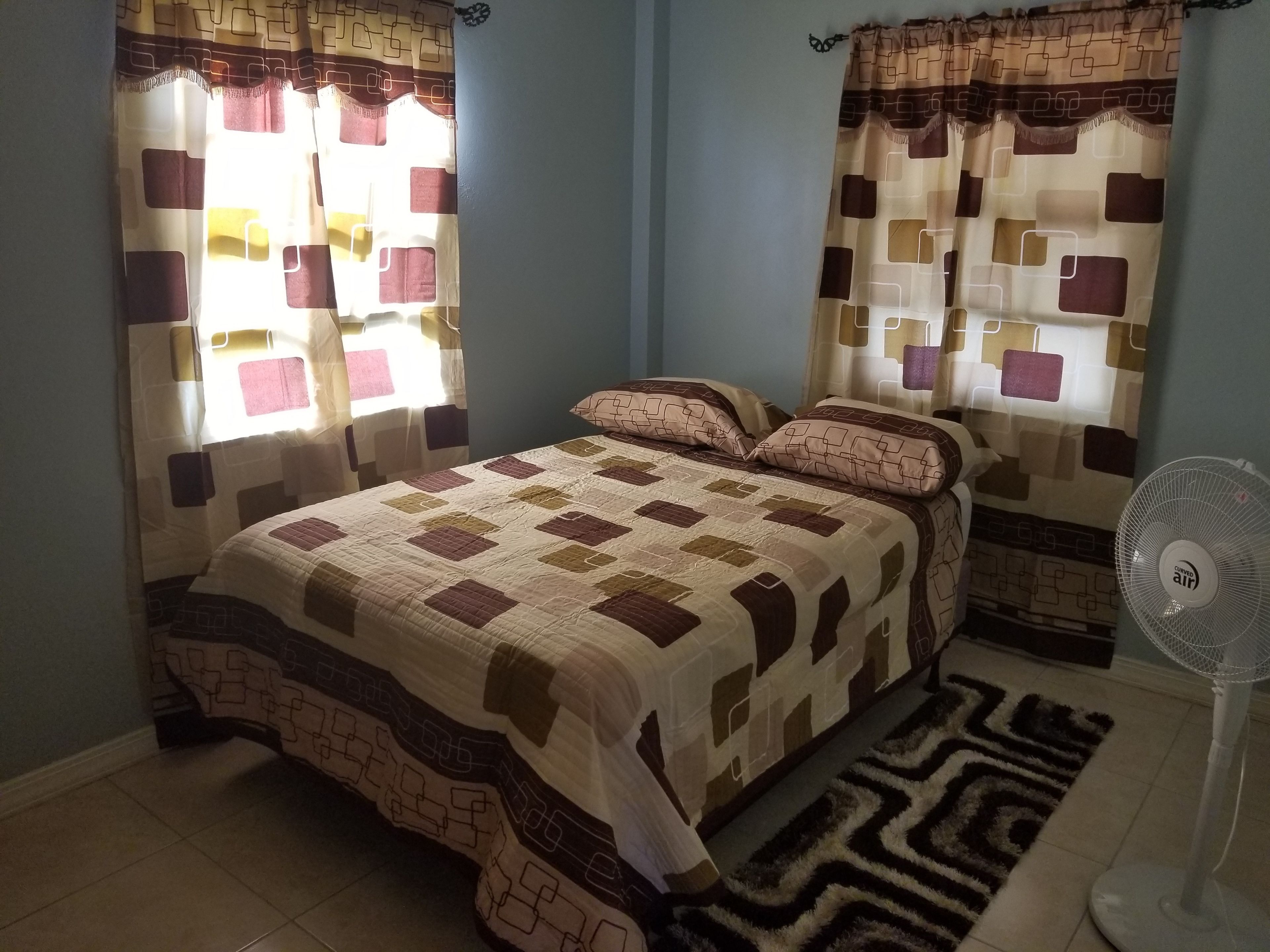 2 habitaciones, cortinas blackout y tabla de planchar con plancha 