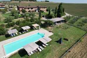 Piscina a l'aire lliure i piscina de vora infinita 