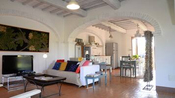 Smart TV, reproductor de DVD, tenis de mesa y libros