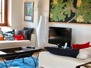 Televisor intel·ligent, reproductor de DVD i taula de tennis de taula 