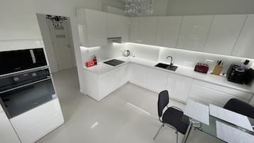 Kühlschrank, Wasserkocher mit Kaffee-/Teezubehör, Wasserkocher, Esstisch
