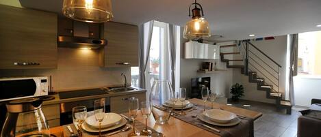 Réfrigérateur, micro-ondes, four, plaque de cuisson