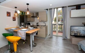 Fridge, microwave, oven, stovetop - VILLA ROSA - Apartment n. 1 "IRIS" (4 beds) (Napoli)