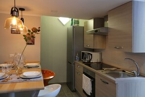 冰箱、微波炉、烤箱、炉灶