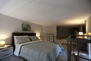 1 多间卧室、客房内保险箱、办公桌、熨斗/熨衣板