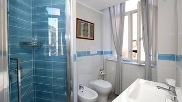 Dusche, Haartrockner, Bidet, Handtücher