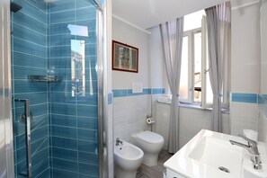 Shower, hair dryer, bidet, towels - VILLA ROSA - Apartment n. 1 "IRIS" (4 beds) (Napoli)