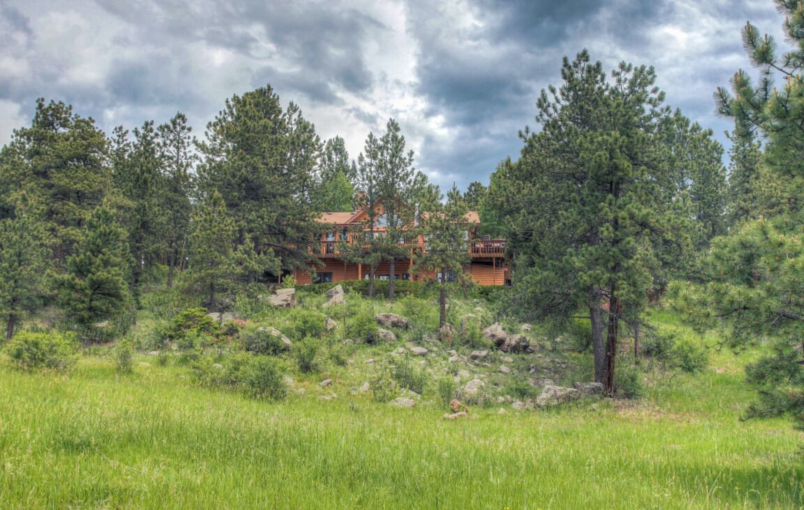 Luxurious Mountain Escape on 14 acres with Hot Tub