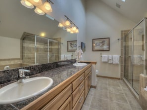 Badekar, hårtørrer, håndklæder