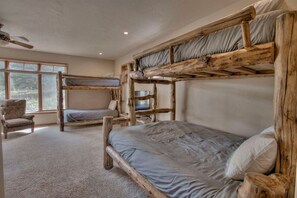 4 bedrooms, iron/ironing board, free WiFi, bed sheets - Family Mountain Escape |  2 miles to slopes• 4BR + Huge Bunk Room • Hot Tub (Keystone)
