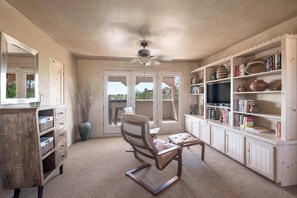 تلفزيون، مدفأة، مكتب