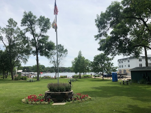 Spacious Family Getaway Walking Distance To Downtown Green Lake