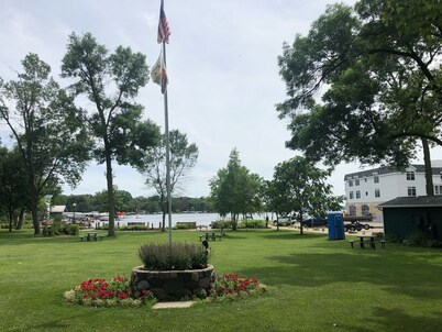 Spacious Family Getaway Walking Distance To Downtown Green Lake