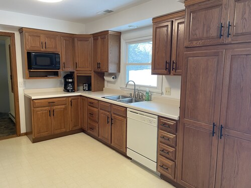 Spacious Family Getaway Walking Distance To Downtown Green Lake