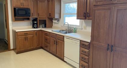 Spacious Family Getaway Walking Distance To Downtown Green Lake