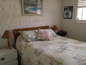 2 habitaciones, escritorio, tabla de planchar con plancha y wifi gratis 
