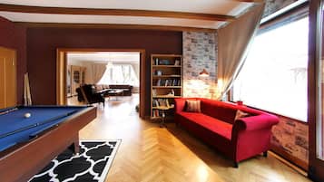 Smart TV, fireplace, DVD player, books
