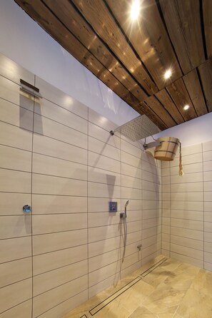 Bathtub, hair dryer, towels, soap - Vacation home "Landratsvilla Prüm" Relaxation track, wellness oasis, pet-friendly (Prüm)