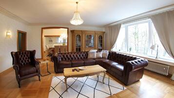 Smart-TV, Kamin, DVD-Player, Bücher