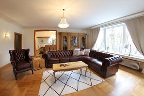 Smart-TV, Kamin, DVD-Player, Bücher