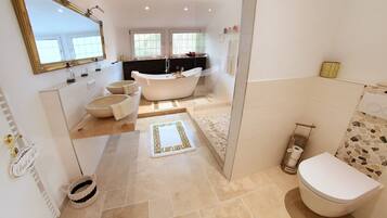Badewanne, Haartrockner, Handtücher, Seife