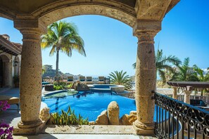 室外游泳池，恒温泳池