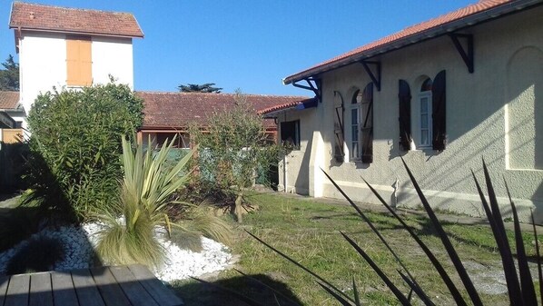 المنطقة المحيطة بالمنشأة