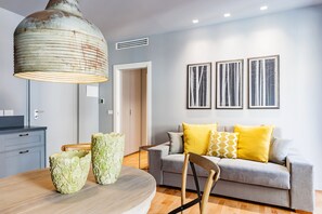 Appartamento, balcone | Con stile personalizzato, con arredamento individuale, insonorizzazione