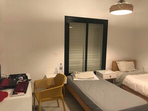 3 室のベッドルーム、WiFi (無料)、ベッドシーツ