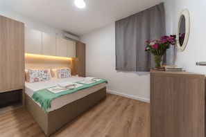 1 dormitorio, tabla de planchar con plancha, wifi gratis y ropa de cama